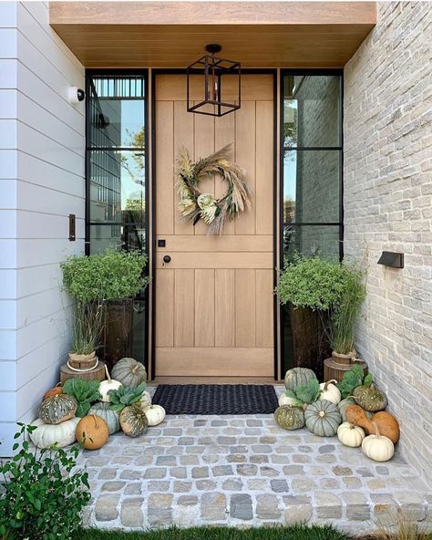 25 Chic and Clever Ways For Decorating Your Home With Pumpkins Steel Front Doors, House Entryway, Interior Finishes, Fall Front Porch Decor, Casa Exterior, Fall Front Porch, Fall Outdoor Decor, Garden Studio, Mid Mod