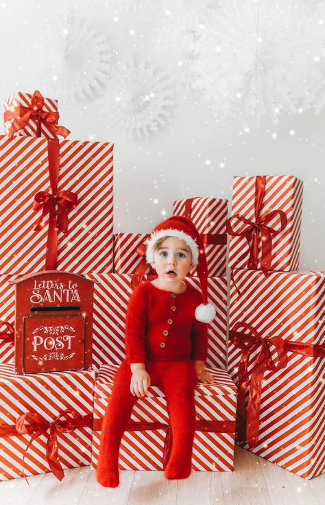 Colorful Christmas Mini Session, Christmas Photo Setup Indoor, Red And White Christmas Photo Shoot, Cookies For Santa Photoshoot, Red Backdrop Christmas Photoshoot, North Pole Photo Shoot, Kids Xmas Photoshoot Ideas, Xmas Shoot Ideas, Red Background Christmas Photoshoot