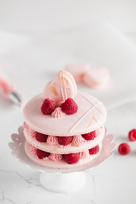 Macaron Cake Ideas, Large Macarons, Macaron Raspberry, Sweets Design, Macarons Cake, Vanilla Bean Frosting, Macaroon Cake, Raspberry Frosting, Macaron Cake