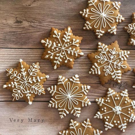 Scandinavian Gingerbread, Holiday Cookie Decorating Ideas, Christmas Sugar Cookies Snowflakes, Gingerbread Christmas Cookies Decorated, Gingerbread Cookies Decoration, Ginger Bread Decorations Ideas, Christmas Ginger Bread, Snowflake Gingerbread, Gingerbread Snowflake Cookies