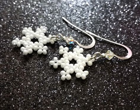 Snefnug Med Perler, Beaded Snowflake Earrings, Seed Bead Jewelry Tutorials, Snowflake Diy, Seed Bead Tutorials, Christmas Jewelry Diy, Beaded Snowflake, Seed Bead Bracelet Patterns, Beaded Snowflakes