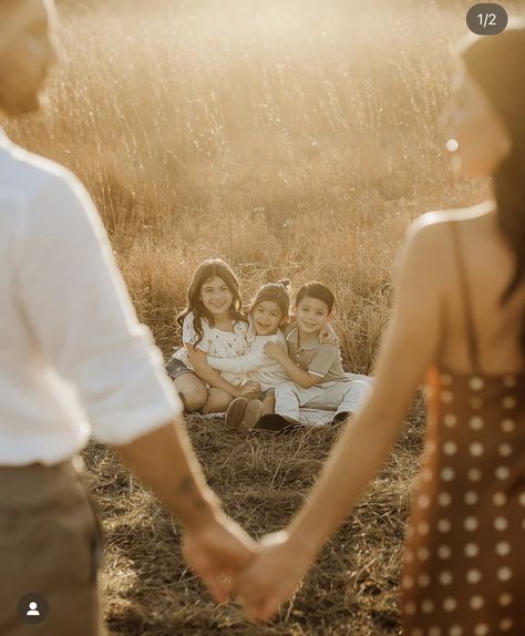 Fall Family Photo Poses Outdoor, Fall Family Of 4 Photos Outdoor, Easy Family Picture Ideas, Family 3 Poses, Fam Photoshoot Ideas, Family Of Four Picture Poses, Family Photoshoot In Garden, Family Pictures Ideas Outdoor, Fall Family Outdoor Photoshoot