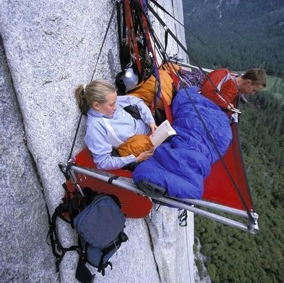 Just Hanging Out Cliff Camping, Camping Yosemite, Jimmy Chin, Yosemite Camping, Scary Photos, Haunting Photos, Living On The Edge, Beach Park, Canoeing