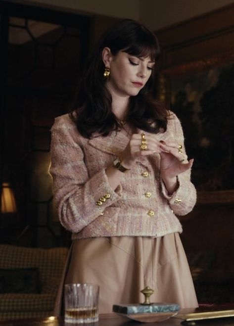 Pink Tweed Jacket with Gold Buttons Worn by Kaya Scodelario as Susie Glass in The Gentlemen TV Show Tweed Aesthetic, Tweed Outfit Women, Pink Tweed Blazer, Tweed Jacket Outfit, Pink Tweed Jacket, Gentleman Outfit, The Gentlemen, Kaya Scodelario, Pink Tweed