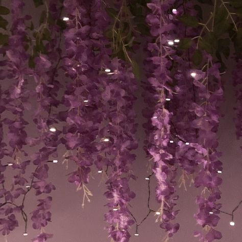 Fake purple wisteria flowers hanging with fairy lights shining through. Magical appearance Fairy Bedroom Aesthetic, Light Purple Bedroom, Light Purple Room, Purple Room Aesthetic, Fake Flowers Decor, Flower Room Decor, Forest Room, Lavender Room, Fairy Bedroom