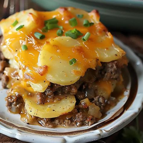 Baked Casseroles, Cheese Potato Casserole, Hamburger Potato Casserole, Hamburger And Potatoes, Retro Dishes, Potato Cheese, Ground Beef And Potatoes, Hamburger Casserole, Hearty Casseroles