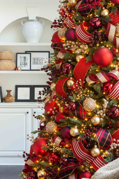 Christmas Tree Colour Scheme, Red And Gold Christmas, Red Gold Christmas, Christmas Tree Inspo, Red And Gold Christmas Tree, Gold Christmas Tree Decorations, Christmas Tree Decorating Themes, Gold Christmas Decorations, Red Christmas Tree