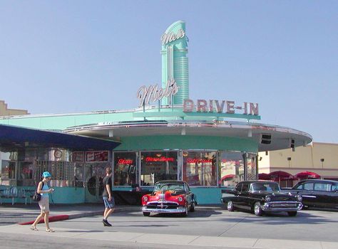 The original California Googie-style "Mel's Drive-ins" were started in 1947. This replica at Universal Studios in Orlando mimics the one featured in the American Graffiti movie, Art Deco Arquitectura, American Diners, Car Hop, 50's Diner, Googie Architecture, Vintage Diner, Station Service, Art Deco Bar, American Graffiti