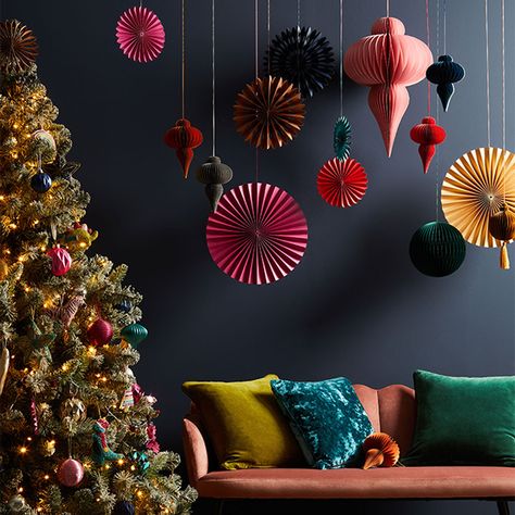 41 Budget Christmas decorating ideas: from Christmas crafts to upcycling Paper Baubles, Colorful Christmas Decorations, Budget Christmas, Christmas Decs, Christmas Decorations Cheap, Mexican Christmas, Christmas Decorating Ideas, Alternative Christmas, Merry Bright Christmas