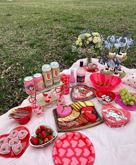 Valentines Day Things To Do, Picnic Food Ideas Valentines Day, Valentines Picnic Basket, Cute Valentines Picnic Ideas, Valentines Picnic Aesthetic, Galentines Party Decor Picnic, Valentine’s Picnic, Valentine Picnic Ideas, Valentines Day Picnic Ideas Outdoor