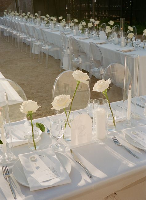 White Roses Decoration Wedding, Single White Roses Wedding Table, Simple Flower Table Decor, White Rose Reception, Minimal Reception Decor, White Rose Table Setting, Less Is More Wedding Decor, All White Minimalist Wedding, White Table Flowers Wedding