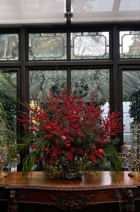 Christmas Floral Centrepiece, Modern Holiday Floral Arrangements, Large Christmas Floral Arrangements, Christmas Decor Ideas Garland, Diy Christmas Garland Outdoor, Christmas Table Centrepieces, Christmas Garland Outdoor, Garland Diy Christmas, Christmas Garland Diy