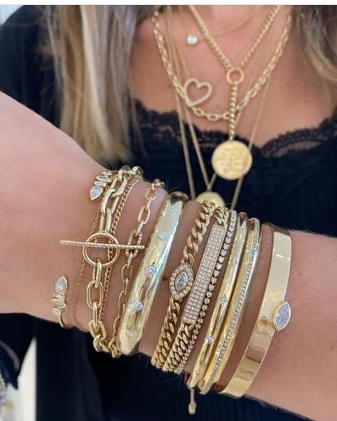 Chunky Bracelet Stack, Xoxo Jewelry, Wrist Jewelry, Luxe Jewelry, Jewelry Accessories Ideas, Dope Jewelry, Nail Jewelry, Jewelry Fashion Trends, Classy Jewelry