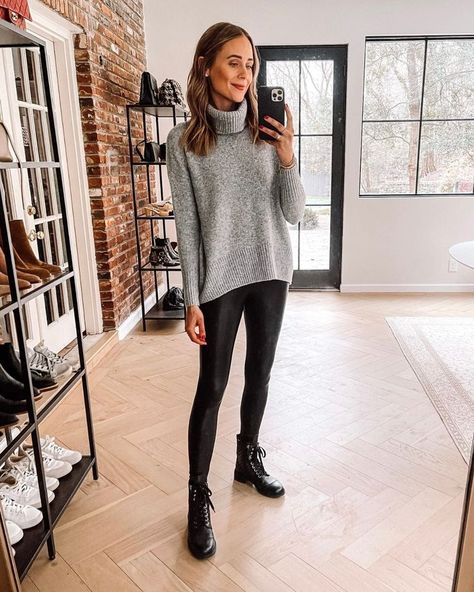 girl taking a selfie Gray Combat Boots Outfit, Leggings And Combat Boots Outfit, Black Combat Boots Outfit, Lace Up Boot Outfit, Biker Boots Outfit, Leggings And Combat Boots, Grey Combat Boots, Combat Boot Outfits, Combat Boot Outfit