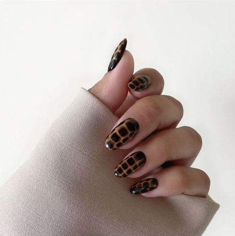 Prepare for plaid prints and dark polish colors. French Tip Nails Y2k, Dark Academia Nails, Croc Nails, Tortoise Nails, Snake Skin Nails, Nails Press Ons, Nails French Tip, Nails Y2k, Chic Nail Art