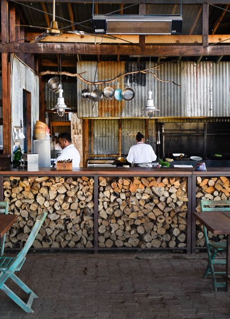 Rustic Restaurant Interior, Restaurant Design Rustic, Pizzeria Design, Small Restaurant Design, Farm Restaurant, Café Design, Lake House Interior, Small Restaurant, Small Restaurants