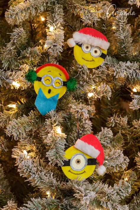 Minion Ornaments: Learn to make minion ornaments from canning lids Minions, Natal, Easy Homemade Christmas Ornaments, Recycled Christmas Ornaments, Minion Ornaments, Christmas Potholders, Homemade Christmas Ornaments, Minion Christmas, Reading Night