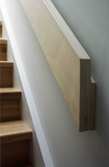 Diy Staircase Handrail, Stair Hand Rails Ideas, Diy Hand Railing, Timber Handrail Staircase, Stairs Hand Railing Ideas, Modern Hand Rail Design, Modern Hand Railing, Staircase Hand Rail, Oak Handrails For Stairs