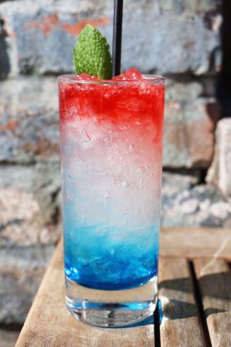 Alcoholic Drinks Vodka, Patriotic Drinks, Fourth Of July Drinks, Patriotic Cocktails, Bar Rescue, 4th Of July Cocktails, Malibu Drinks, American Cocktails, Nightclub Bar