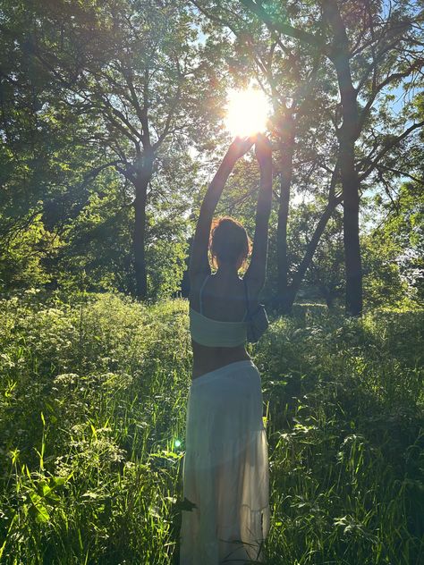 Visuell Identitet, Sun Shining, Foto Poses, Summer Dream, Summer Photos, Nature Girl, Future Life, The Grass, Nature Aesthetic