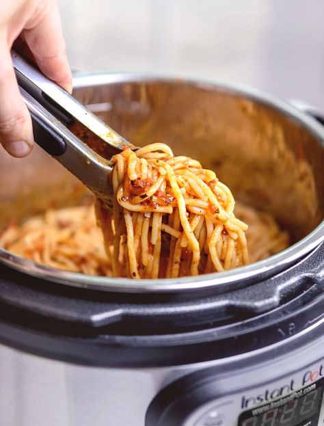 Here's how to make PERFECT Instant Pot Spaghetti in 30 minutes or less! This easy one-pot meal can be made with meat, or without as a vegetarian meal. Pressure Cooker Spaghetti, Instant Pot Spaghetti Recipe, Instant Pot Spaghetti, One Pot Vegetarian, Cooking Spaghetti, Gluten Free Spaghetti, Vegan Instant Pot Recipes, Vegetarian Instant Pot, No Meat