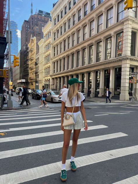 New York City, outfit New York Trendy Outfits, Nyc Cool Girl Outfit, New York Outfit Aesthetic Summer, Fancy Nyc Outfit, Summer Austin Outfits, Chicago Outfit Aesthetic, Summer Outfits City Casual, Boston Outfit Aesthetic, Fancy New York Outfits