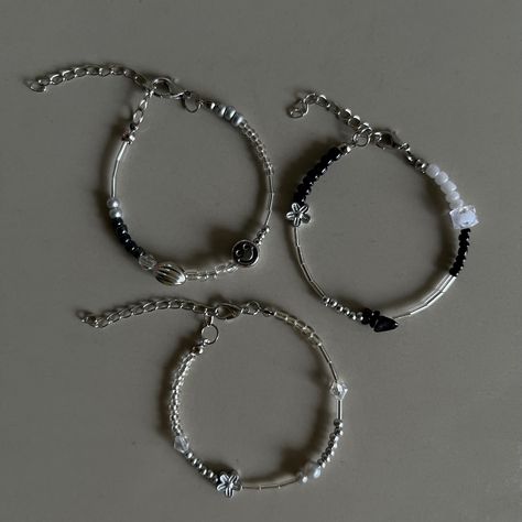 Silver bracelet! #beads #bracelet #silver Diy Silver Bracelets, Manik Manik, Fall Gel Nails, Diy Bracelets Easy, Jewelry Accessories Ideas, September 2, Funky Jewelry, Beaded Accessories, Jewelry Inspo