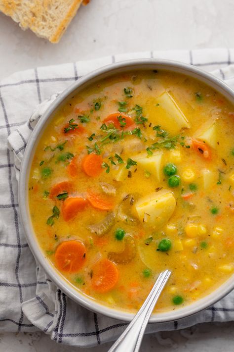 Creamy Vegan Soup, Healthy Delicious Soups, Sopas Light, Vegetarian Vegetable Soup, Creamy Vegetable Soup, Soup Night, Vegetable Soups, Vegetarian Soups, Jacques Pepin