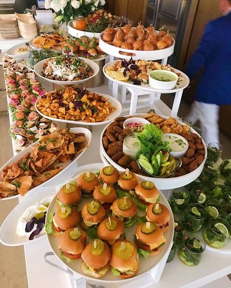 Luau Party Food, Buffet Set Up, Appetizer Buffet, Food Set Up, Appetizers Table, Catering Buffet, Party Food Buffet, Catering Ideas Food, Buffet Set