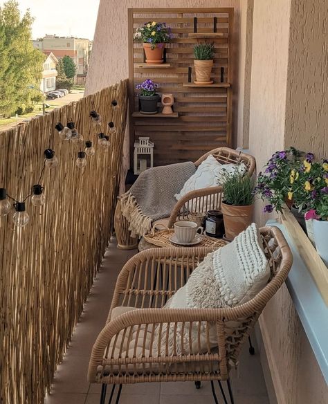 If you thought you can't turn a long and narrow balcony into the coziest place in the world @kasia_cud begs to differ 🙌 absolutely… | Instagram Narrow Balcony, Balkon Decor, Tiny Balcony, Balcony Design Ideas, Small Balcony Garden, Terrace Decor, Small Balcony Design, Apartment Patio, Apartment Patio Decor