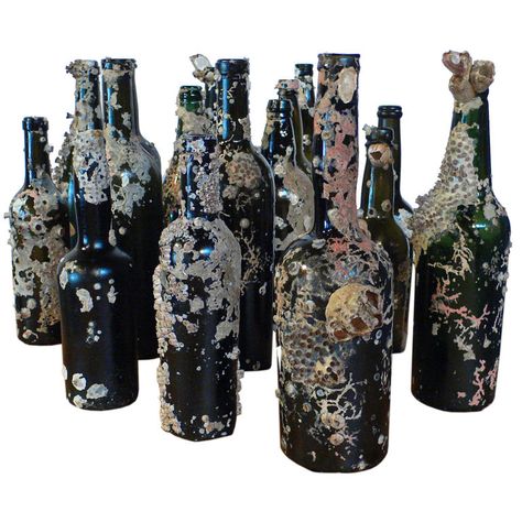 sunken treasure - barnacle encrusted bottles Pirate Wreath, Pirate Halloween Party, Pirate Wedding, Pirate Room, Pirate Themed Birthday, Pirates Cove, Halloween Bottles, Pirate Halloween, Wine Bottle Art