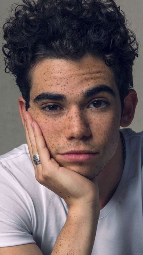 Cameron Boyce Aesthetic, Carlos Descendants, Cameron Boys, Descendants Cast, Void Stiles, Actors Male, Boy Celebrities, Cameron Boyce, Disney Boys