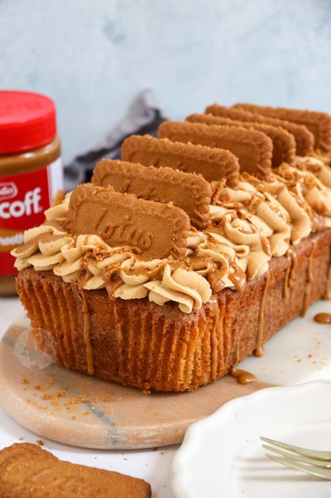 A lightly spiced loaf cake topped with a biscoff buttercream frosting, and even more biscoff on top for the best biscoff loaf cake ever. Smores Loaf Cake, Cookie Butter Loaf Cake, Jane’s Patisserie, Biscoff Coffee Cake, Loaf Cake Flavours, Biscoff Loaf Cake, Loaf Cake Recipes Christmas, Biscoff Pie Recipes, Biscoff Bundt Cake