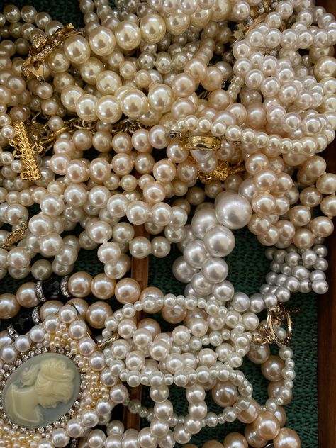 Heiress Aesthetic, Pearls Wallpaper, Pearl Necklace Aesthetic, Pearls Aesthetic, Pearl Aesthetic, Angelcore Aesthetic, Pearl Wallpaper, Downtown Manhattan, Mermaid Aesthetic