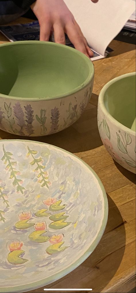 Plant Pottery Painting Ideas, Color Me Mine Aesthetic, Aesthetic Bowls Ceramic, Ceramic Bowl Painting Ideas Aesthetic, Pottery Painting Ideas Aesthetic Bowl, Pottery Inspo Aesthetic, Poterry Painting Aesthetic, Cute Ceramic Bowls, Aesthetic Pottery Ideas