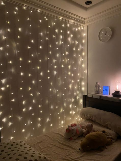 Aesthetic Bedroom With Fairy Lights, Teen Room With Fairy Lights, Curtain Lights Ideas For Bedroom, Dangle Lights In Bedroom, Fairy Lights Inspo Bedroom Ideas, Fairy Light Bedroom Decor, Boho Bedroom Fairy Lights, Dangly Lights Bedroom, Y2k Aesthetic Decor Ideas For Bedroom