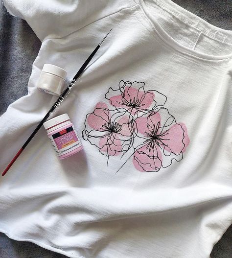 Check more at https://howcandothis.com/diyideas/24944/ Hand Paint Shirt, T Shirt Hand Painting Ideas, Clothes Painting Ideas Tshirt, Painting On Clothes T Shirts, Painted Tshirts Diy Ideas, Diy Tshirt Painting Ideas, T Shirt Painting Ideas Creative, فن النسيج, Fabric Colour Painting