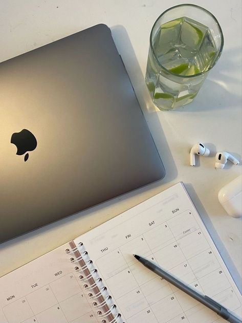 Macbook Office Aesthetic, Saleswoman Aesthetic, Vision Board Productivity, Daily Aesthetic Photos, Simple Lifestyle Aesthetic, Office Girl Aesthetic, Grad School Aesthetic, Independent Aesthetic, Budget Aesthetic