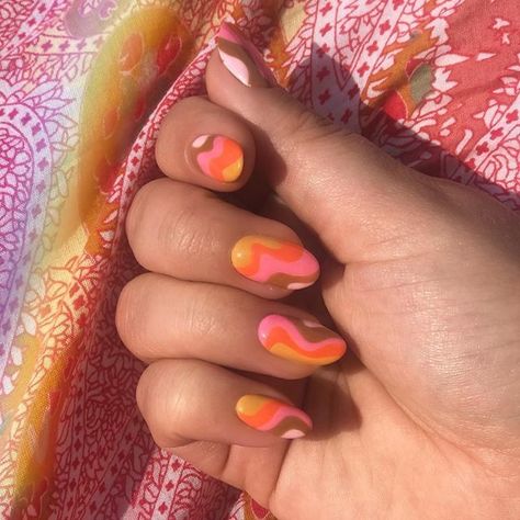 wavy/60s groovy nail art ideas. brown/yellow/pink/orange waves on rounded acrylic/gel nails. 60s Nails, Nail Design Glitter, Wave Nails, Swirl Nails, Orange Nail, Drops Baby, Retro Nails, Romantic Nails, Her Nails