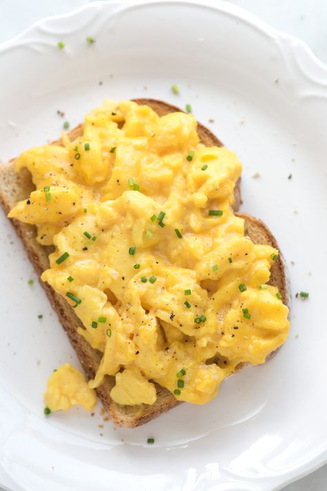 How to Make Scrambled Eggs Better from Inspired Taste #inspiredtaste Cheesy Scrambled Eggs, Quick Recipe Videos, Creamy Scrambled Eggs, Scrambled Eggs Recipe, Boiled Egg Diet, Eggs Recipe, Egg Toast, Egg Muffins, Healthy Smoothie