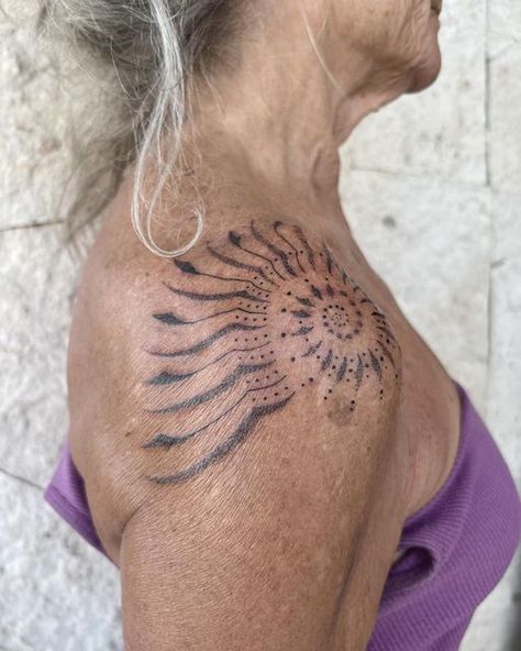 Spiral Tattoo, Blatt Tattoos, Spiral Tattoos, Tattoo Dotwork, Dot Work Tattoo, Subtle Tattoos, Baby Tattoos, Never Too Old, Dope Tattoos