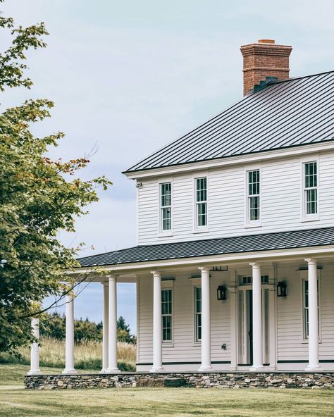 Classic Colonial Homes, Inc. on Instagram: “Here's to hoping your weekend is as tranquil as the setting of this custom farmhouse in Vermont ✌️ ✒️ Designed by @kirley_plus 🧰 Built by…” Colonial Barndominium, Historic Farmhouse Exterior, Simple Farmhouse Exterior, Colonial Style Barndominium, Colonial Ranch House, Colonial Farmhouse Exterior, Colonial Shophouse, Classic Farmhouse Exterior, Old Colonial Homes New England