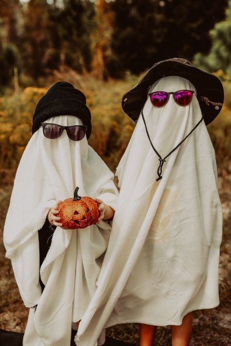 Halloween Lifestyle Photography, Halloween Pictures Ideas For Kids, Halloween Mini Shoot Ideas, Sibling Halloween Pictures, Family Photo Halloween, Spooky Halloween Family Photoshoot, Fun Halloween Pictures, Halloween Portraits Photography Ideas, Ghost Photoshoot Ideas Kids