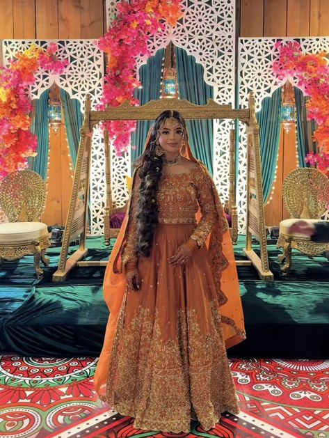 Asian Mehndi Outfits, Mendhi Lengha Mehndi Outfit, Mendhi Bride Outfits, Mendhi Outfit Bridal, Bridal Mehndi Outfit Ideas, Holud Bride, Mayon Dress, Mehendi Bride, Mendhi Outfit