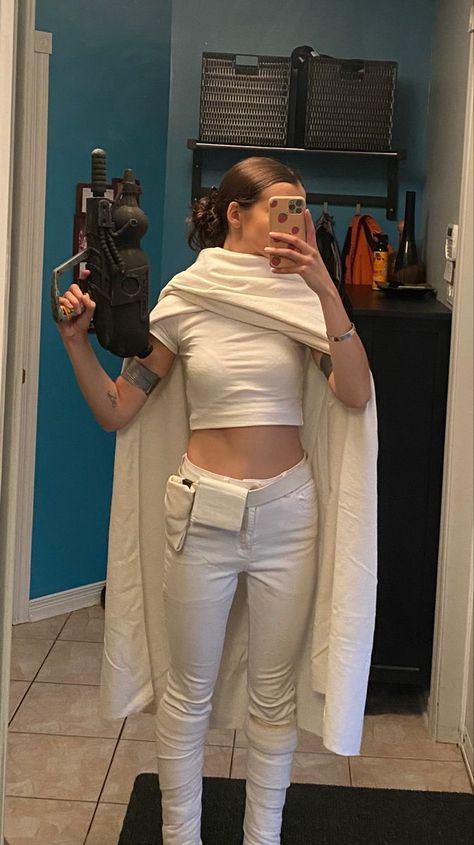 Fan Expo Costumes, Woman Jedi Costume, Starwars Costume Family, Easy Padme Costume, Princess Padme Costume, Yoda Costume Diy Woman, Star Wars Costumes Padme, Asian Cosplay Ideas, Padme White Costume