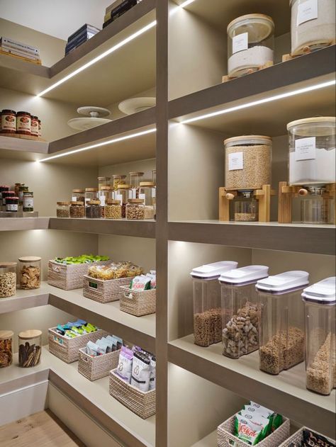 Pantry Layout Ideas, Narrow Walk In Pantry, Dream Pantry Walk In Luxury, Pantry Aesthetic, Luxury Organization, Walk In Pantry Organization, Luxury Pantry, Big Pantry, Storage Kitchen Cabinets