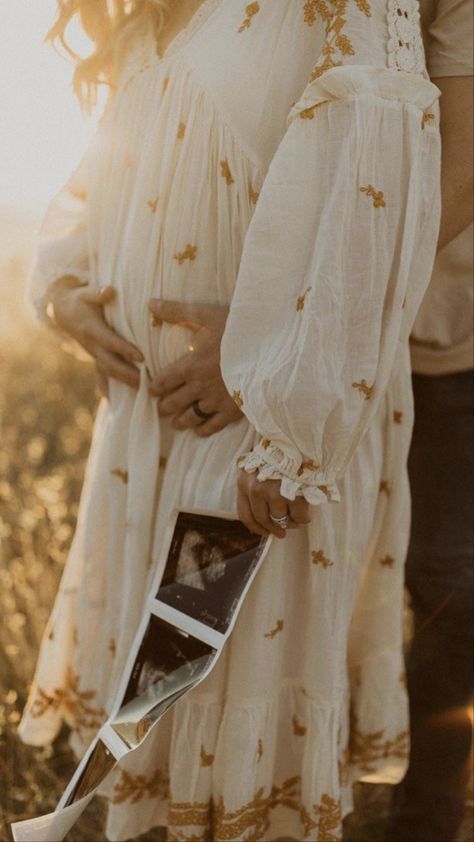 Pregnancy Announcement Photography, Pregnancy Announcement Pictures, Pregnancy Announcement Photoshoot, Maternity Photography Poses Outdoors, Baby Announcement Photoshoot, Cute Pregnancy Pictures, Maternity Photo Outfits, Maternity Photography Poses Couple, Maternity Photography Poses Pregnancy Pics