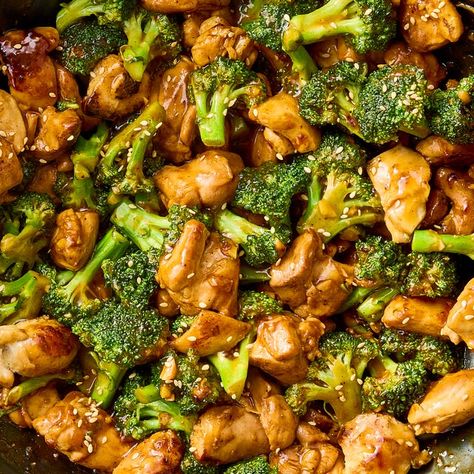 This One-Pan Chicken & Broccoli Stir-Fry Will Beat Take-Out Any Night Of The Week Healthy Chicken And Broccoli Recipes, One Pan Chicken And Broccoli, Chicken And Broccoli Chinese, Healthy Chicken And Broccoli, Chicken And Broccoli Recipes, Chicken Broccoli Stir Fry, Easy Foods, Recipes Instant Pot, One Pan Chicken