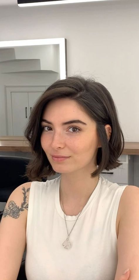 Shorter Hair Round Face, Thick Textured Bob, 2023 Bob Haircuts Round Face, Bob Side Parting, Shirt Haircuts For Round Faces, Round Face Medium Length Haircut, How To Style Short Hair Side Part, Cute Short Hair Round Face, Chin Length Round Face