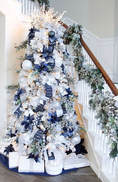 Blue Christmas Tree Decorations, White Christmas Lights, Blue Christmas Decor, White Christmas Ornaments, Christmas Tree Decorating Themes, Royal Christmas, Elegant Christmas Trees, Blue Christmas Tree, Creative Christmas Trees